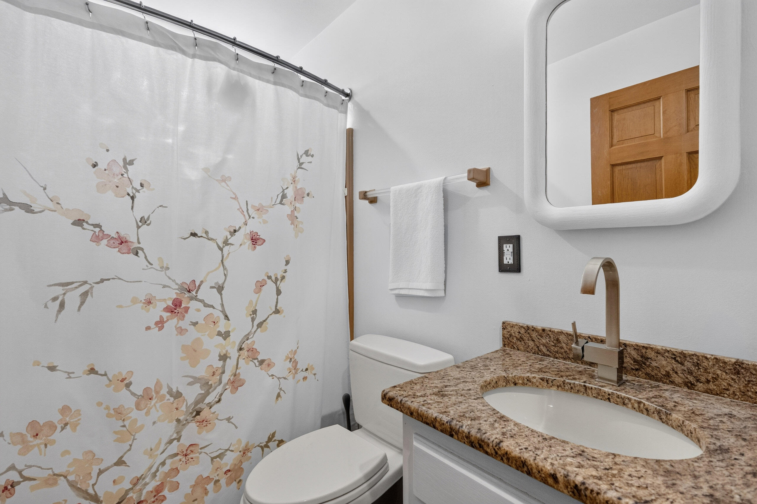 225 East Ravine Baye Road Bayside, WI 53217 - Photo 29 of 83 1st Floor Full Bath