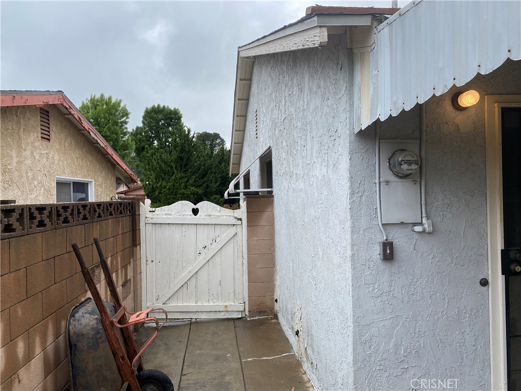 6512 Franrivers Avenue West Hills, CA 91307 - Photo 3 of 24 a view of a garage