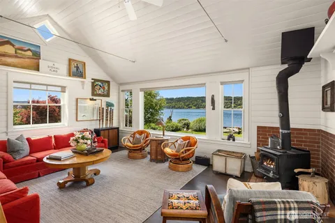 $1,650,000 | 10050 Southwest Dock Street, Vashon, WA 98070
