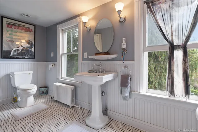 a view of a house with backyard