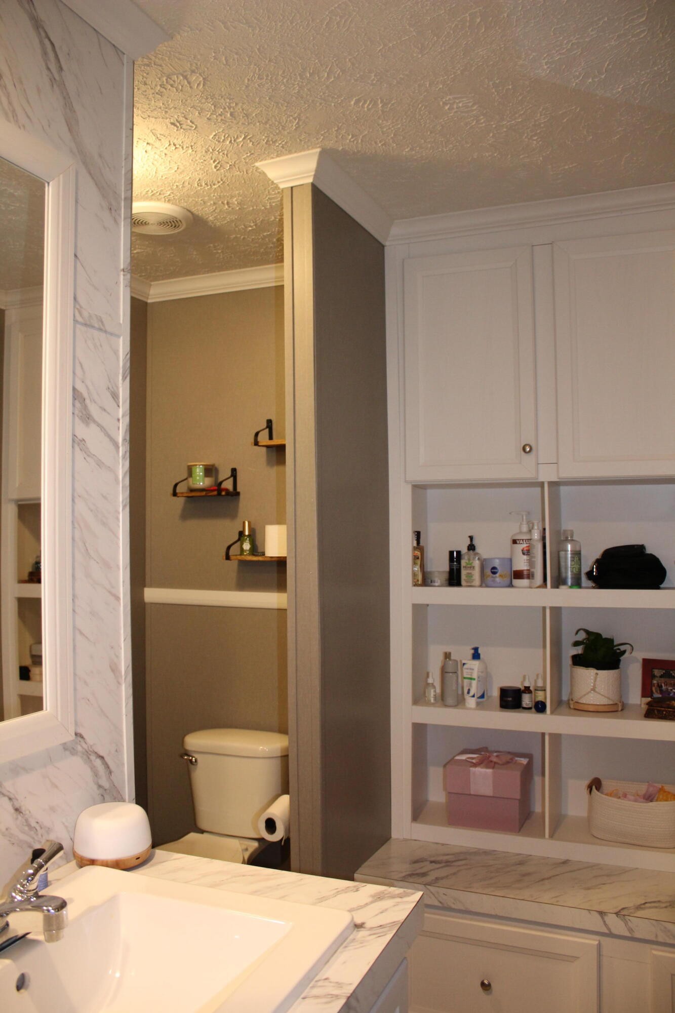 658 Stone Road Benton, TN 37307 - Photo 6 of 30 a bathroom with a toilet and a sink