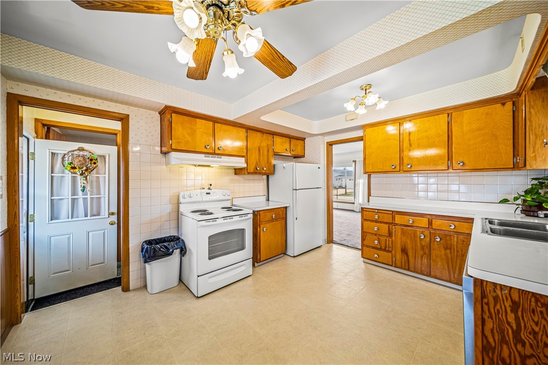 1724 Alcester Road Cleveland, OH 44124 - Photo 3 of 33