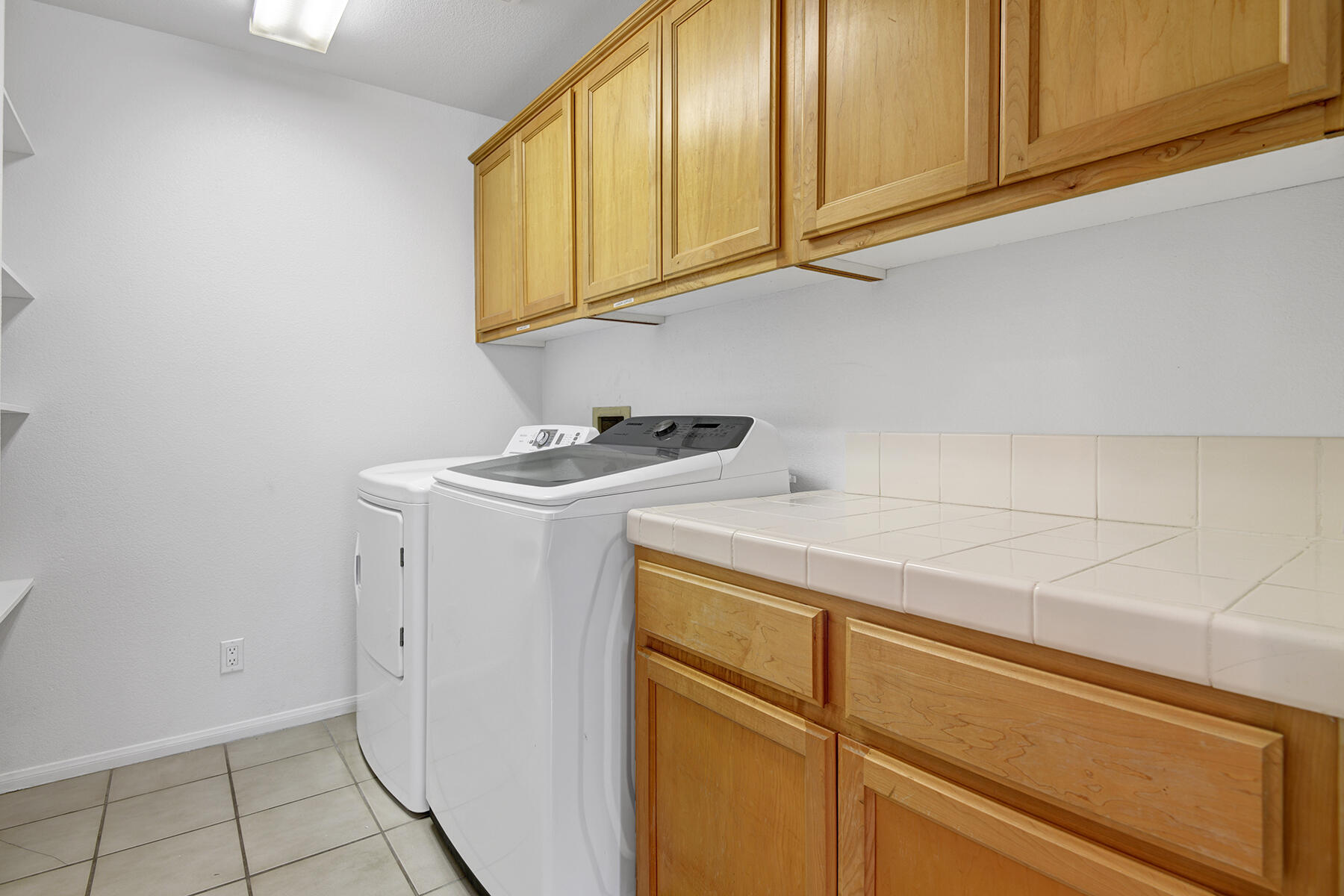 2005 East Racquet Club Road Palm Springs, CA 92262 - Photo 22 of 36 LAUNDRY ROOM.jpg mls