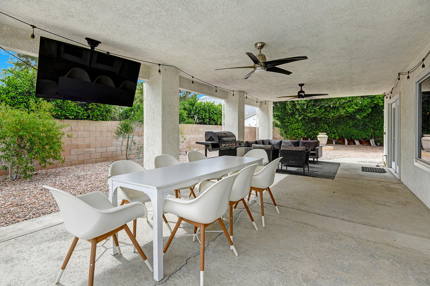 2005 East Racquet Club Road Palm Springs, CA 92262 - Photo 27 of 36 PATIO TABLE.jpg mls