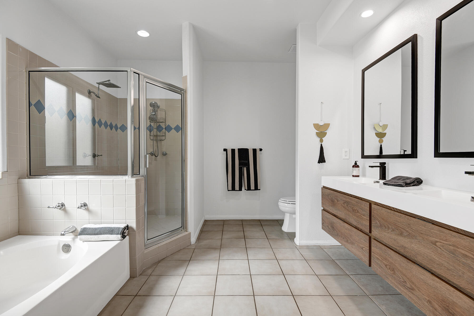 2005 East Racquet Club Road Palm Springs, CA 92262 - Photo 30 of 36 PRIMARY BATHROOM.jpg mls