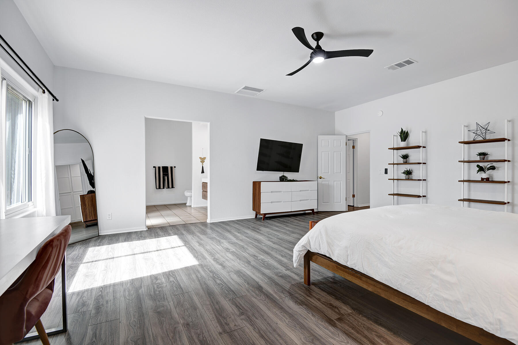 2005 East Racquet Club Road Palm Springs, CA 92262 - Photo 31 of 36 PRIMARY BEDROOM OVER BED.jpg mls