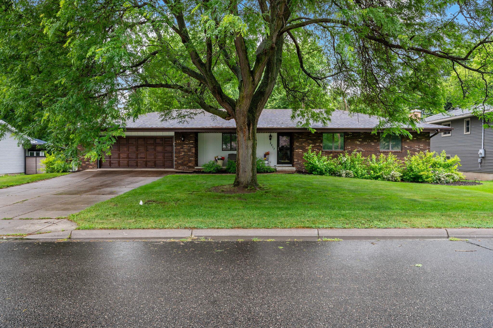 2217 Ripley Avenue Maplewood, MN 55109 - Photo 5 of 48