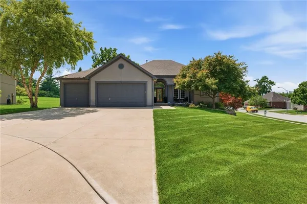 523 Brookwood Lane, Raymore, MO 64083