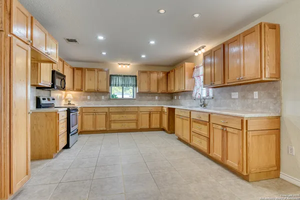 $288,000 | 1014 Avenue I, Poteet, TX 78065