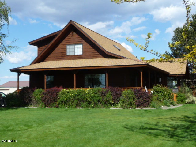 421 Blaine Road Granger, WA 98932 - Photo 1 of 23 a front view of a house with garden