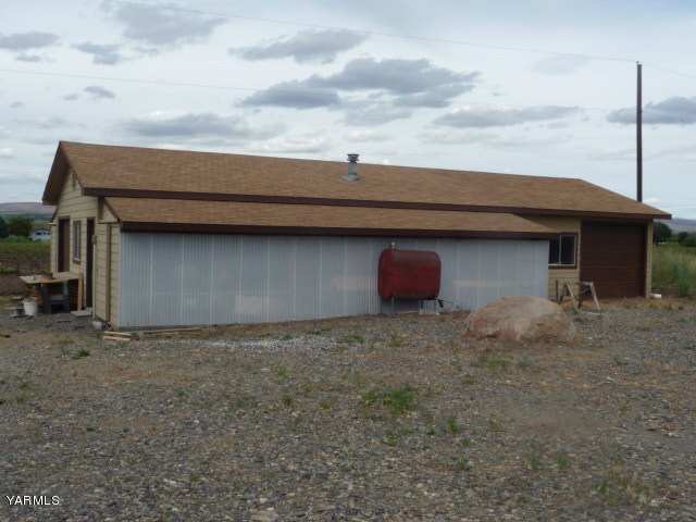 421 Blaine Road Granger, WA 98932 - Photo 11 of 23 a backyard of a house