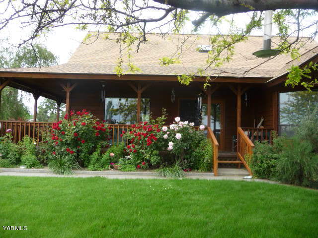 421 Blaine Road Granger, WA 98932 - Photo 3 of 23 a view of a house with a garden