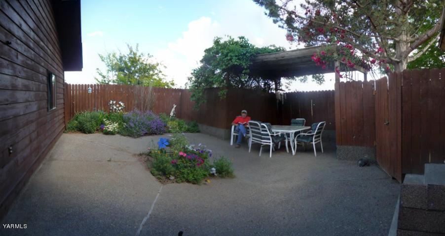 421 Blaine Road Granger, WA 98932 - Photo 21 of 23 a couple of table and chairs in backyard of a house