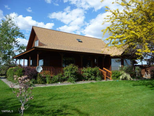421 Blaine Road Granger, WA 98932 - Photo 4 of 23 a front view of a house with a yard and garage