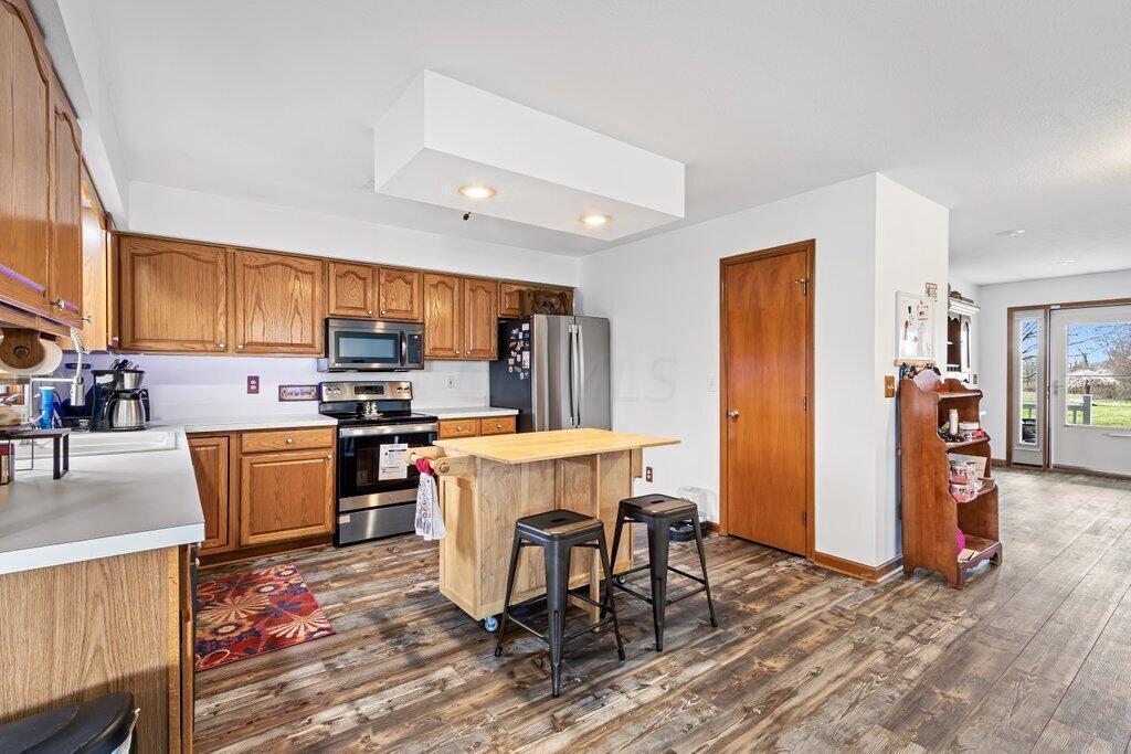 5500 Clover Valley Road Johnstown, OH 43031 - Photo 11 of 48 Spacious Kitchen