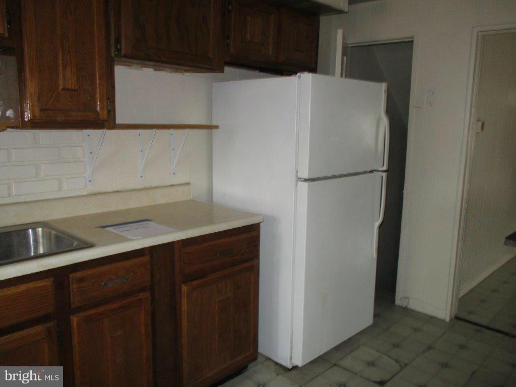 904 Kevin Road Baltimore, MD 21229 - Photo 2 of 12 Kitchen