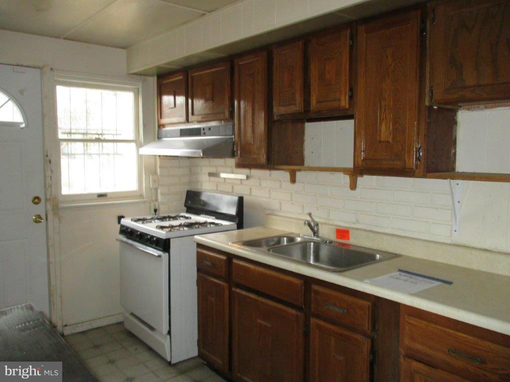 904 Kevin Road Baltimore, MD 21229 - Photo 3 of 12 Kitchen