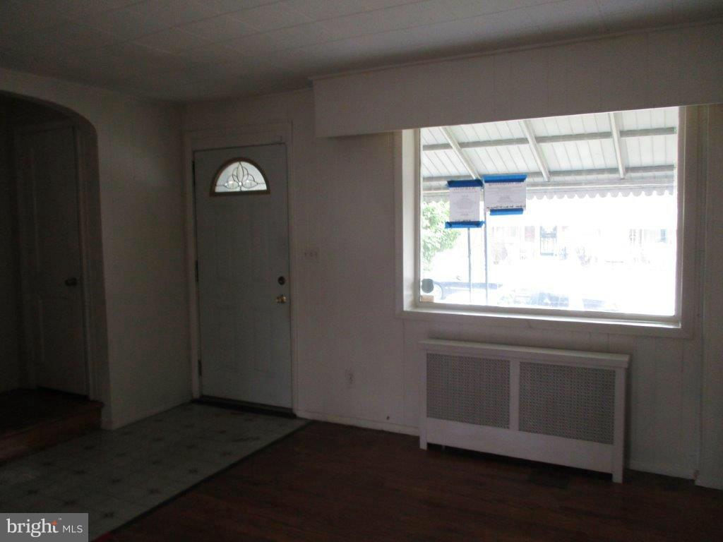 904 Kevin Road Baltimore, MD 21229 - Photo 6 of 12 Living Room