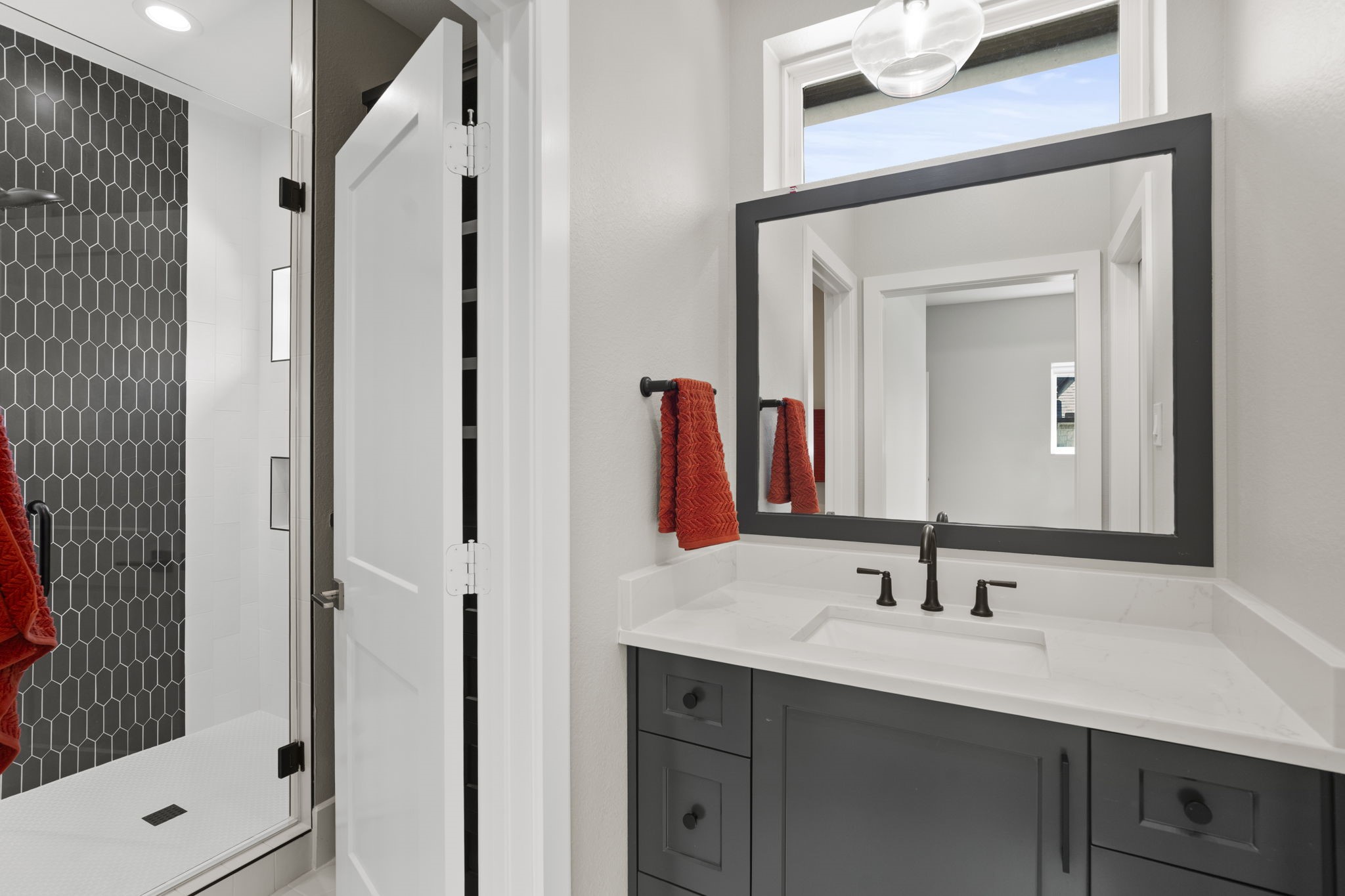 7100 Sycamore Grove Road Montgomery, TX 77316 - Photo 35 of 45 Upstairs bathroom (JJ)