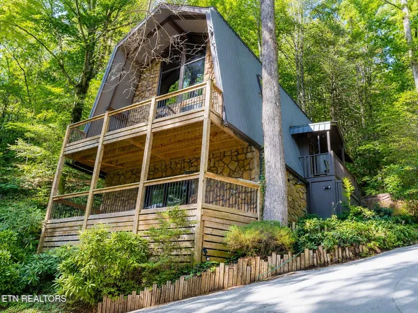 $819,000 | 6237 Old Walland Highway, Townsend, TN 37882
