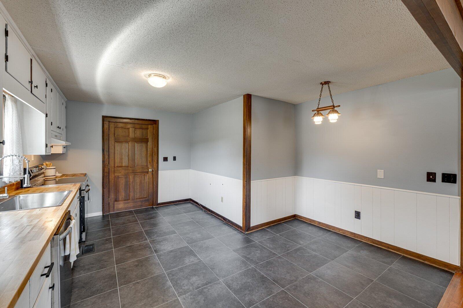 823 Mission Ridge Road Rossville, GA 30741 - Photo 11 of 28 823 Mission Ridge kitchen-3