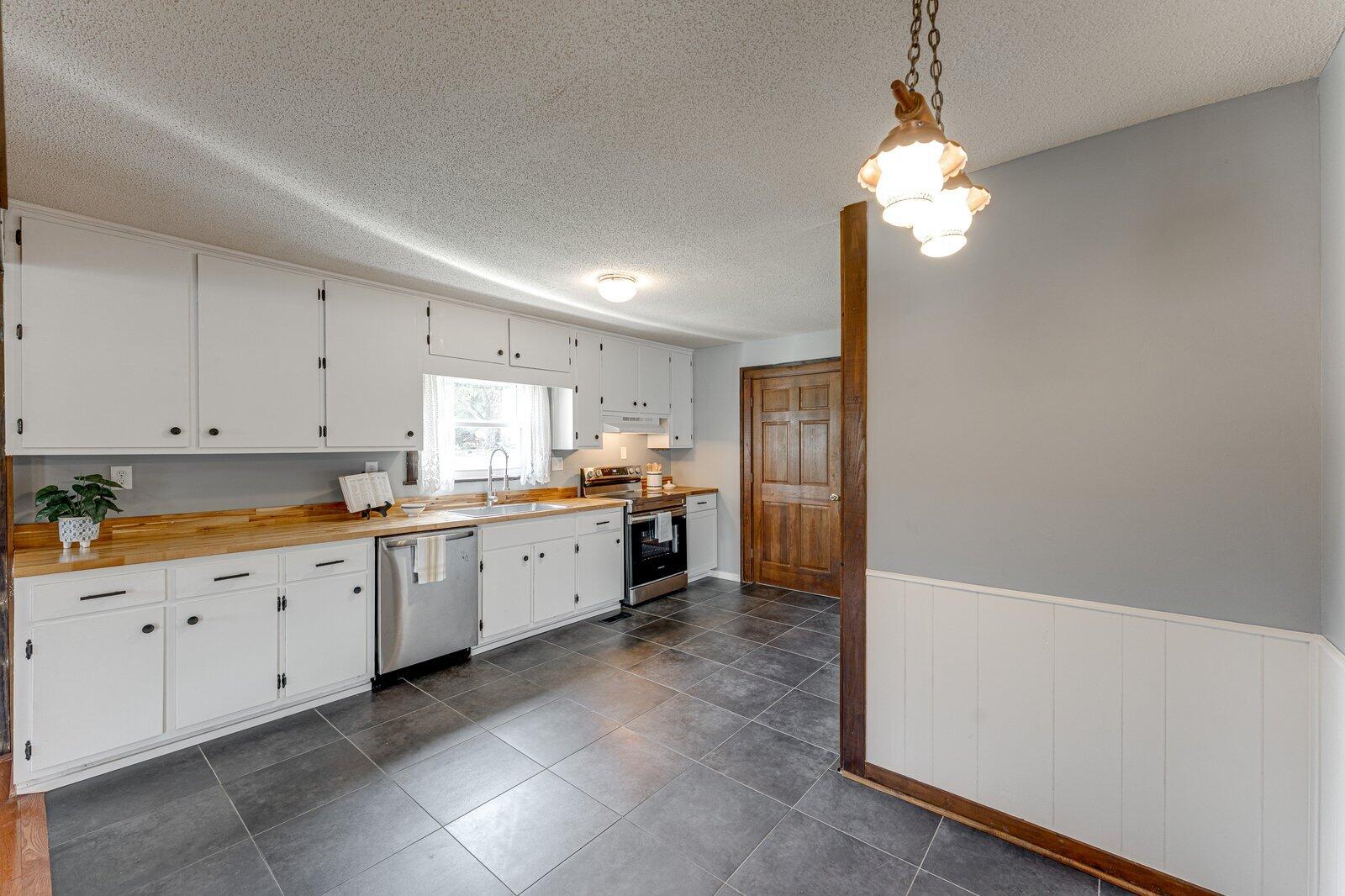 823 Mission Ridge Road Rossville, GA 30741 - Photo 12 of 28 823 Mission Ridge kitchen-1