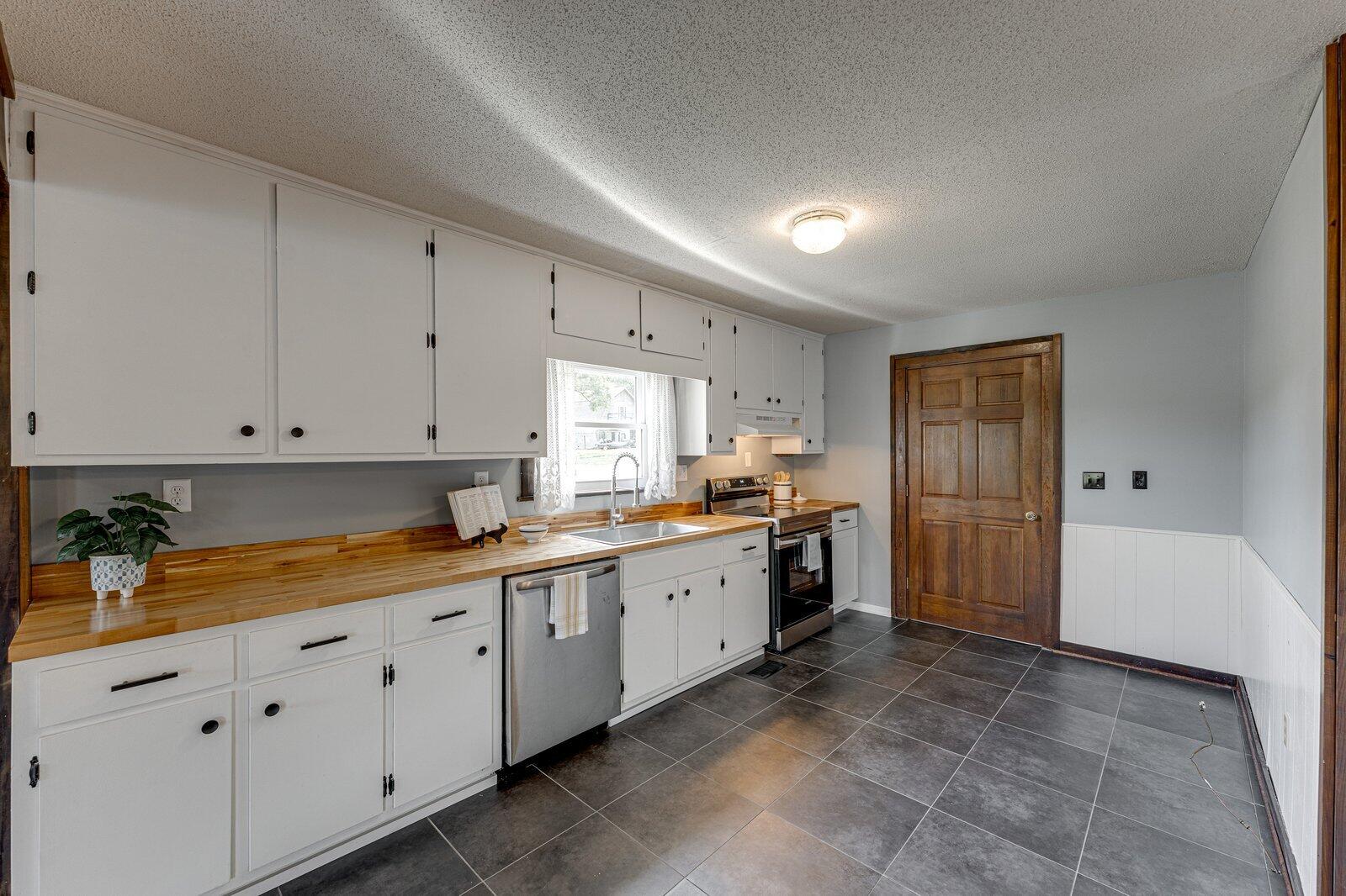 823 Mission Ridge Road Rossville, GA 30741 - Photo 13 of 28 823 Mission Ridge kitchen-2