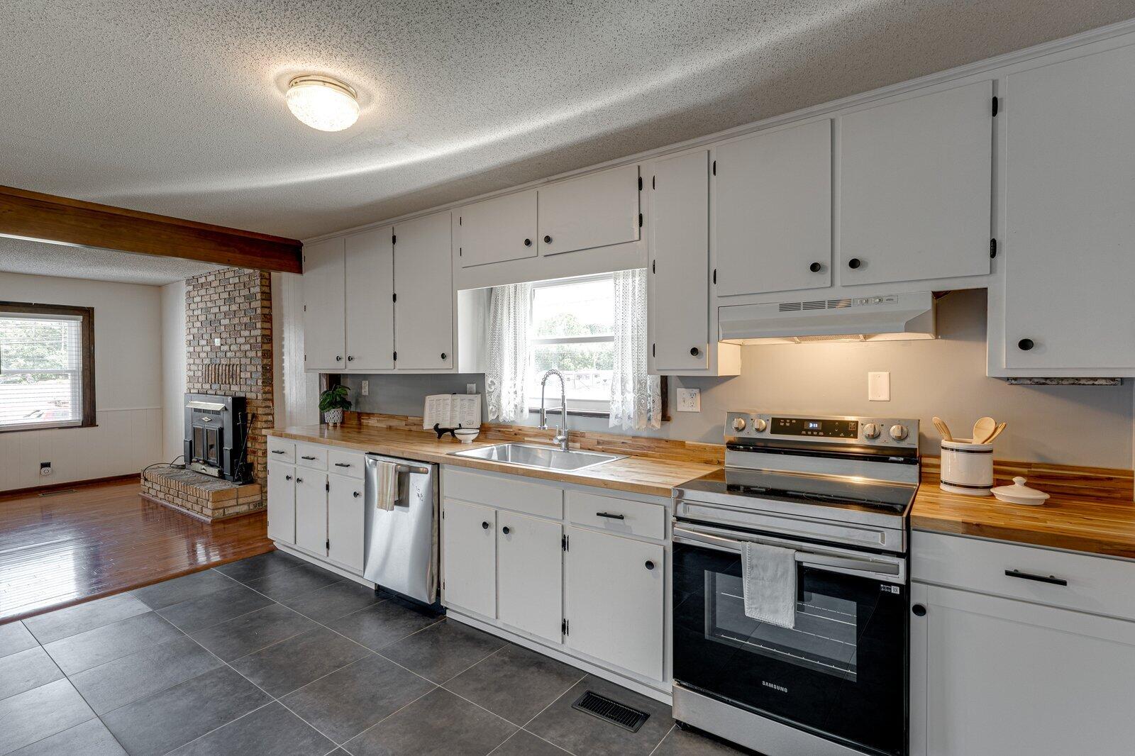 823 Mission Ridge Road Rossville, GA 30741 - Photo 14 of 28 823 Mission Ridge kitchen-4