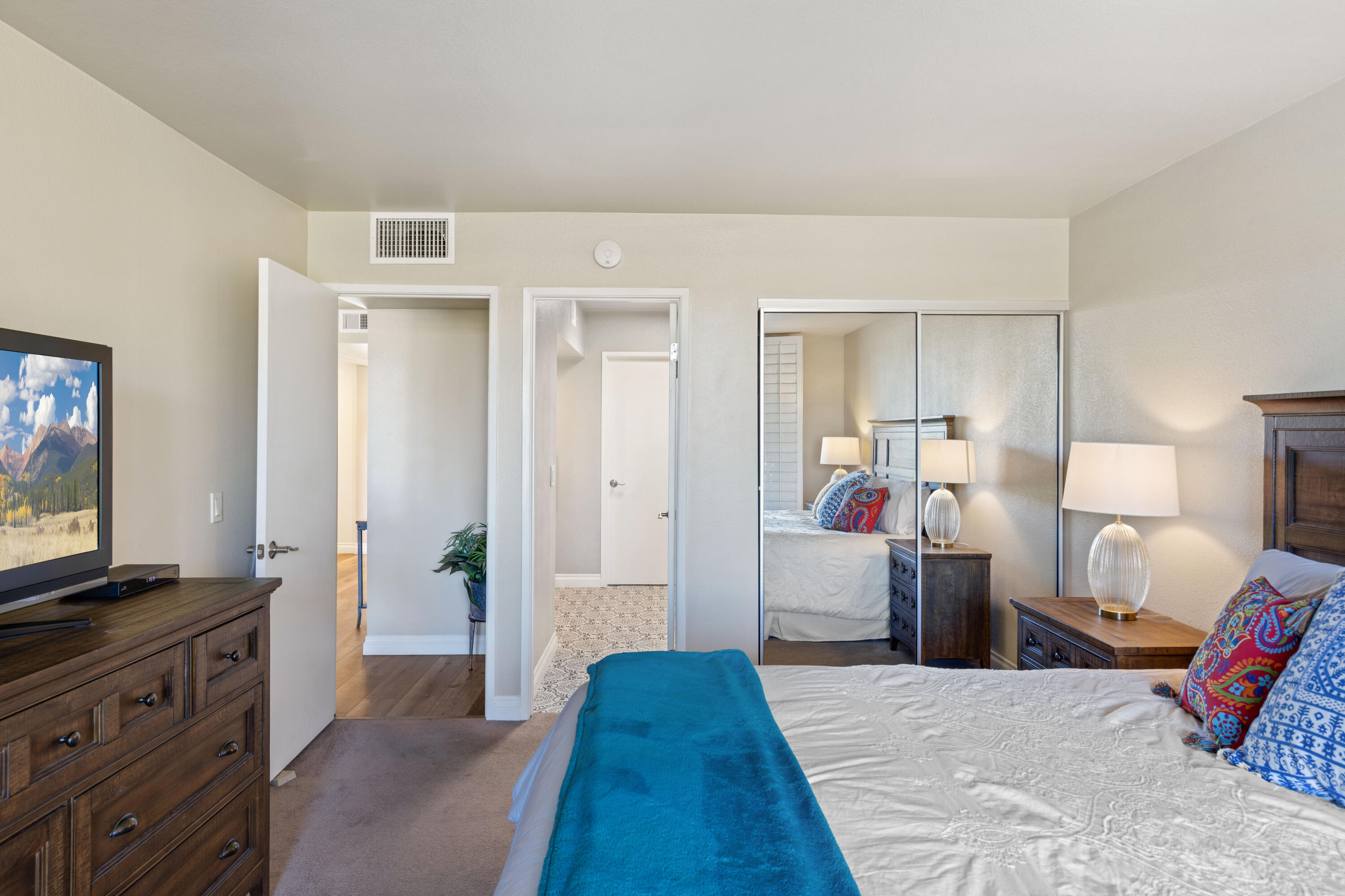 10 La Cerra Circle Rancho Mirage, CA 92270 - Photo 14 of 30 a view of a living room