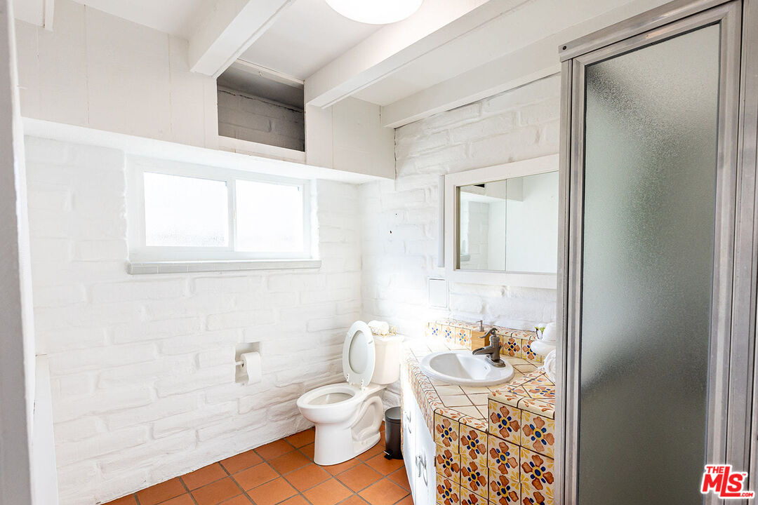 876 Center Street El Segundo, CA 90245 - Photo 14 of 32 a bathroom with a toilet a sink and a mirror