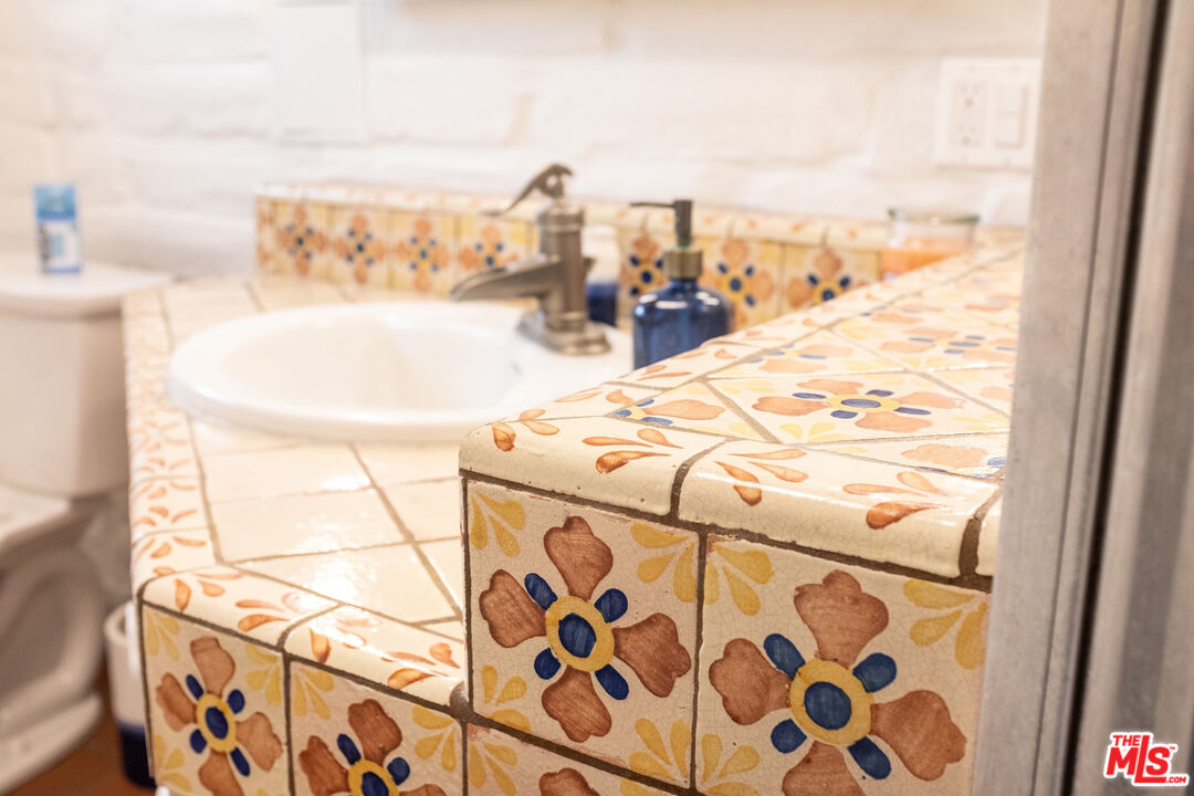 876 Center Street El Segundo, CA 90245 - Photo 16 of 32 a view of a city from a dining room