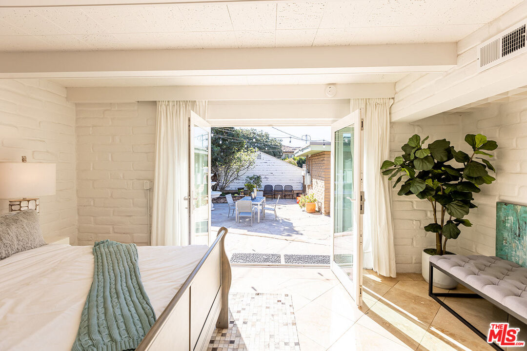 876 Center Street El Segundo, CA 90245 - Photo 19 of 32 a bedroom with a bed and a potted plant