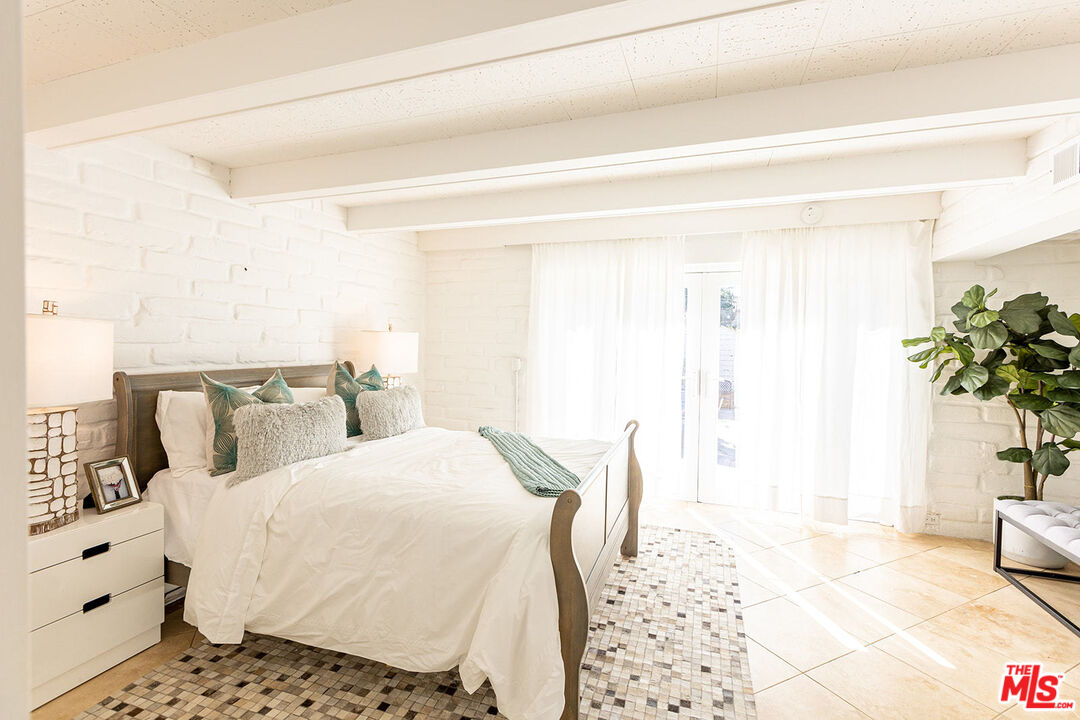 876 Center Street El Segundo, CA 90245 - Photo 20 of 32 a bedroom with a bed and a potted plant