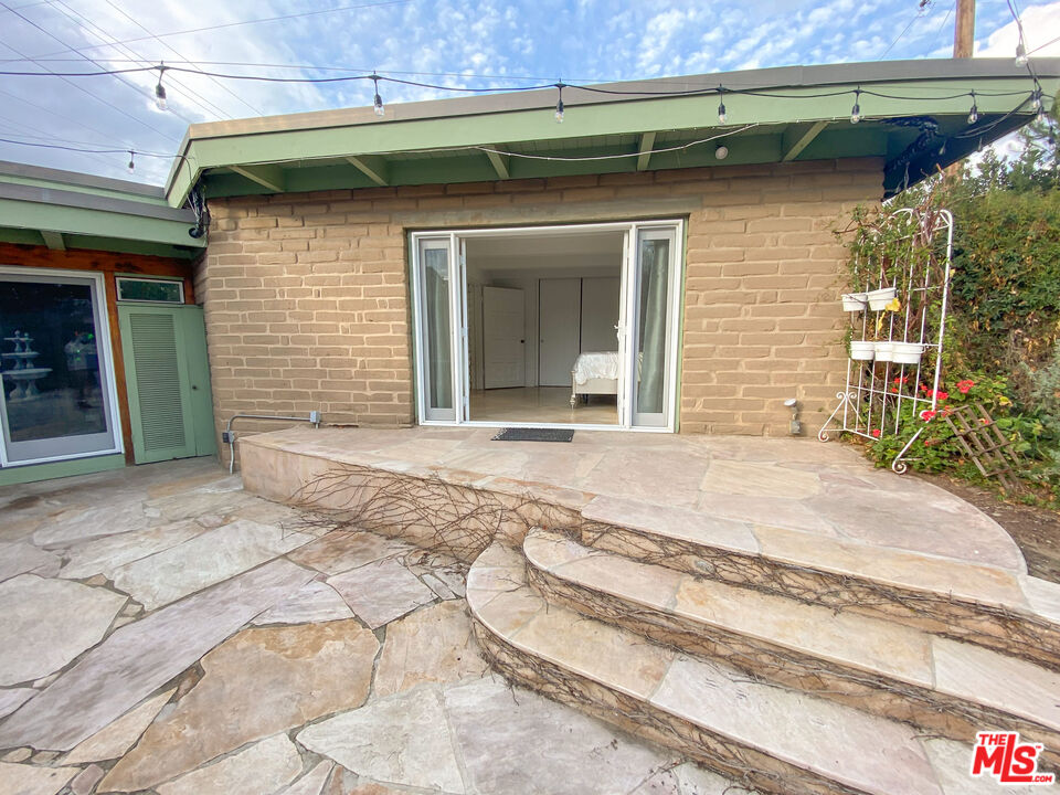 876 Center Street El Segundo, CA 90245 - Photo 28 of 32 a house with a outdoor space