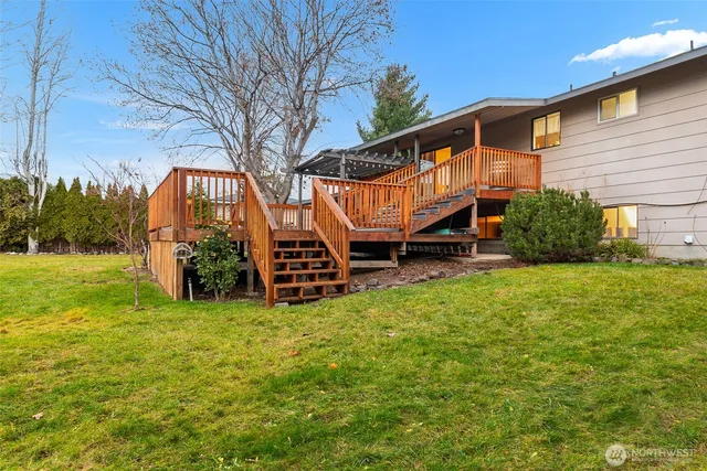 a view of front of house with a backyard