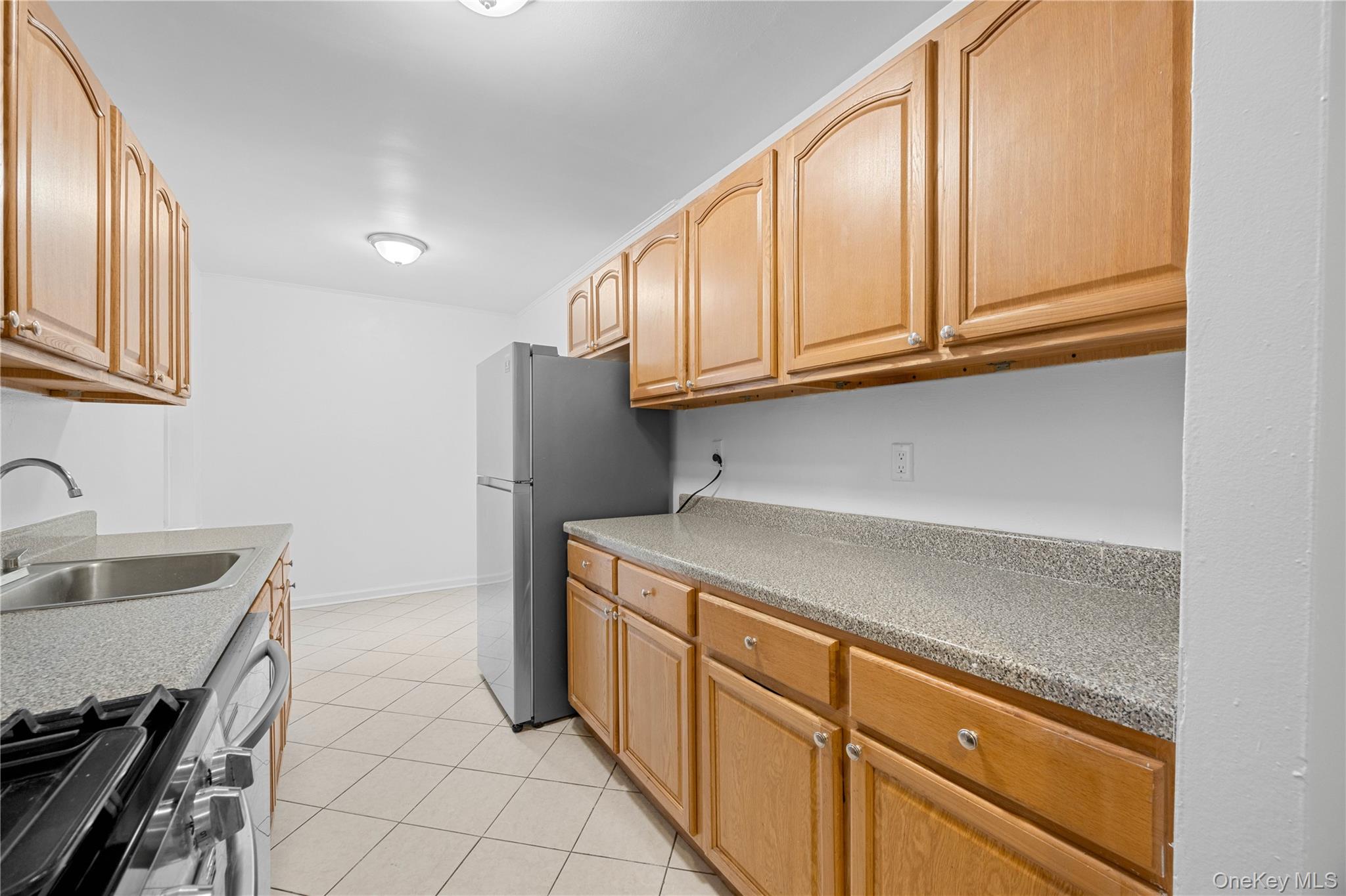 255 Bronx River Road, Unit 4M Yonkers, NY 10704 - Photo 6 of 19 a kitchen with a sink and cabinets