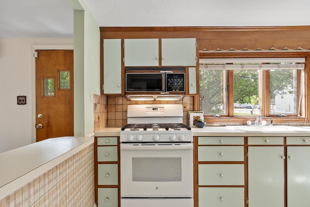 48 Chickering Street Lawrence, MA 01843 - Photo 10 of 38