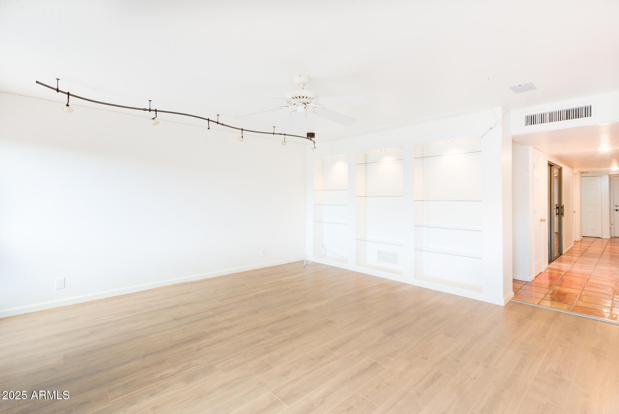 20 East Redondo Drive Tempe, AZ 85282 - Photo 14 of 37 17 Living room (1)