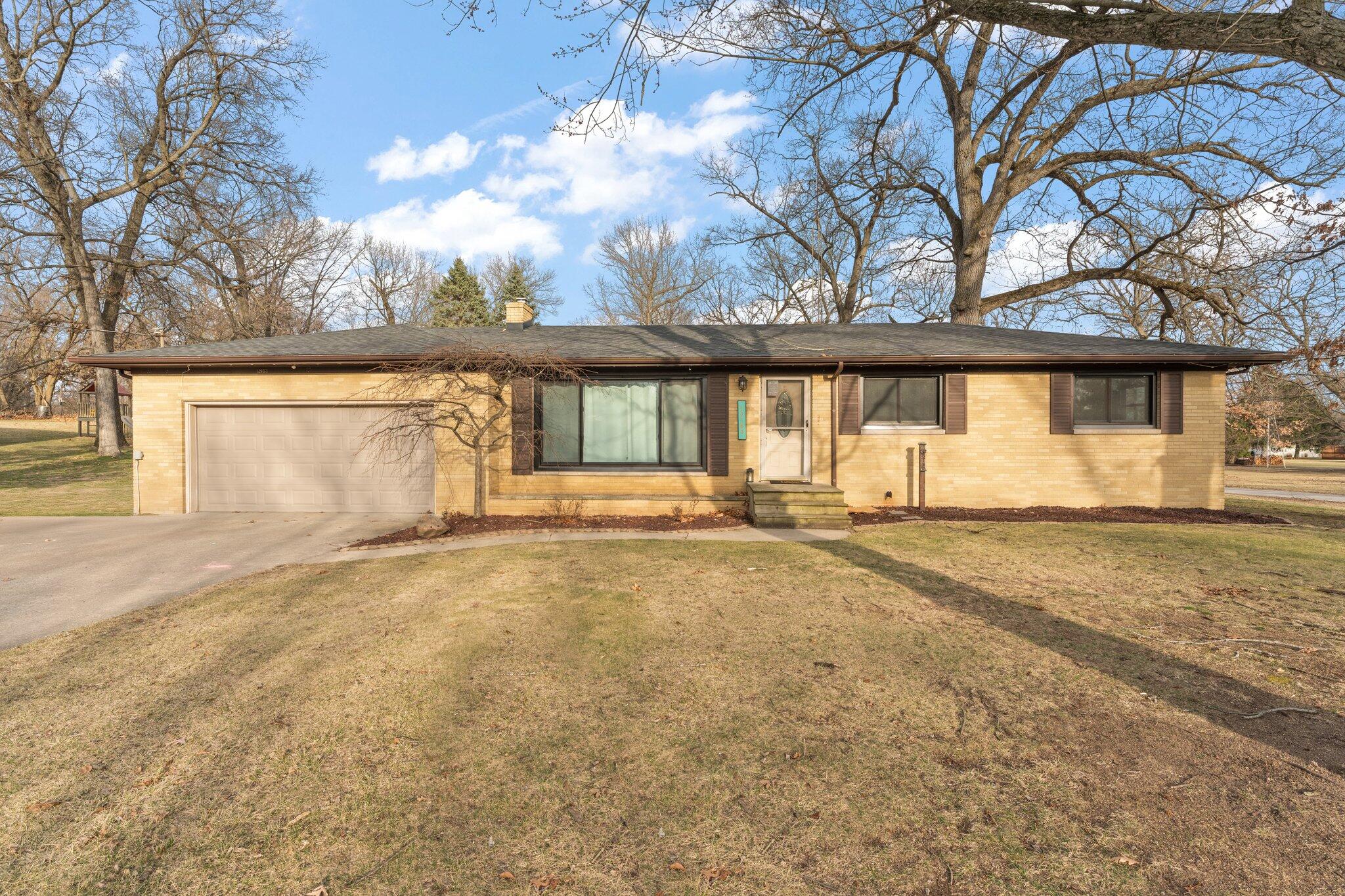 a view of back yard of the house