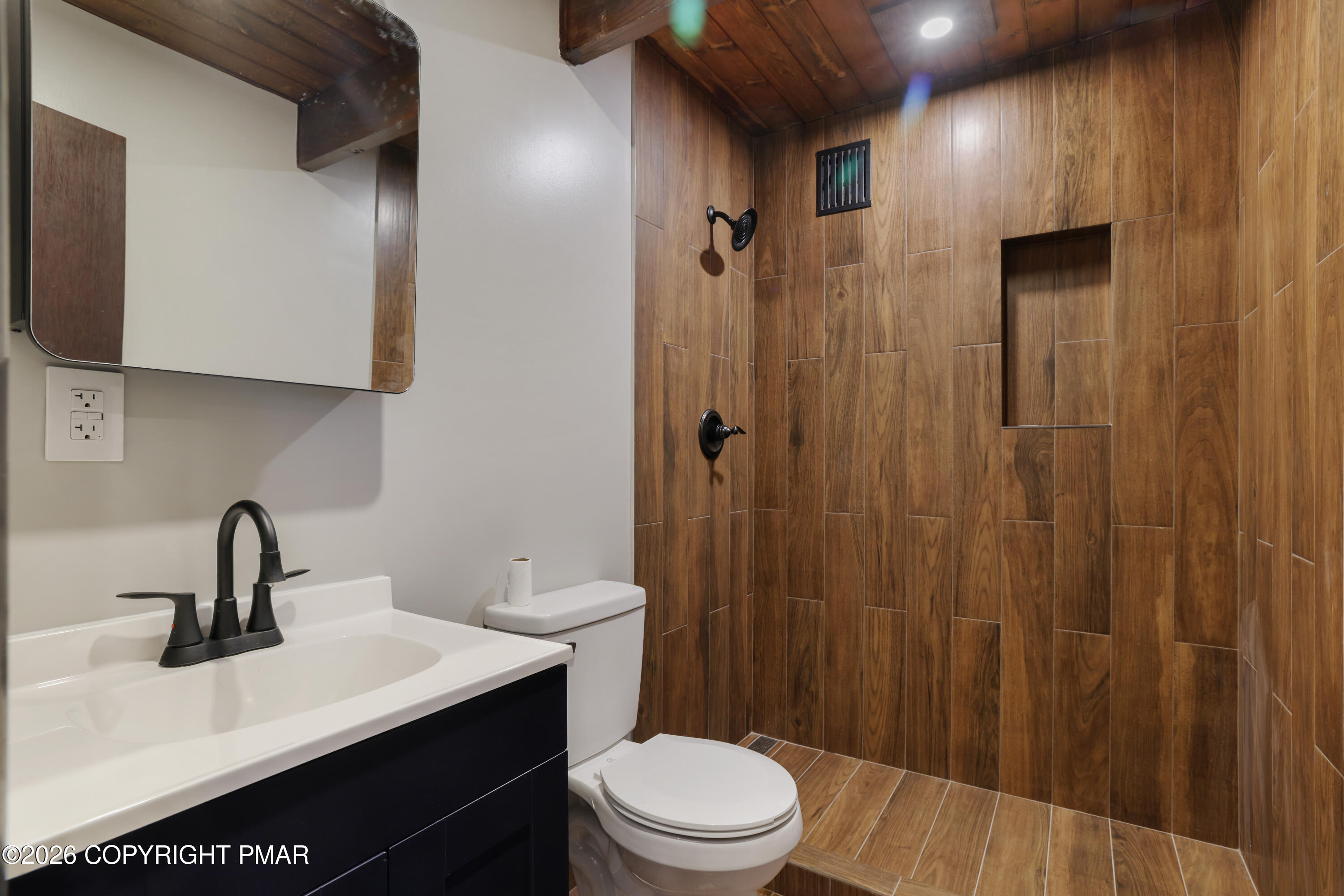 1095 Deer Run East Bushkill, PA 18324 - Photo 14 of 40 22-RBP52159