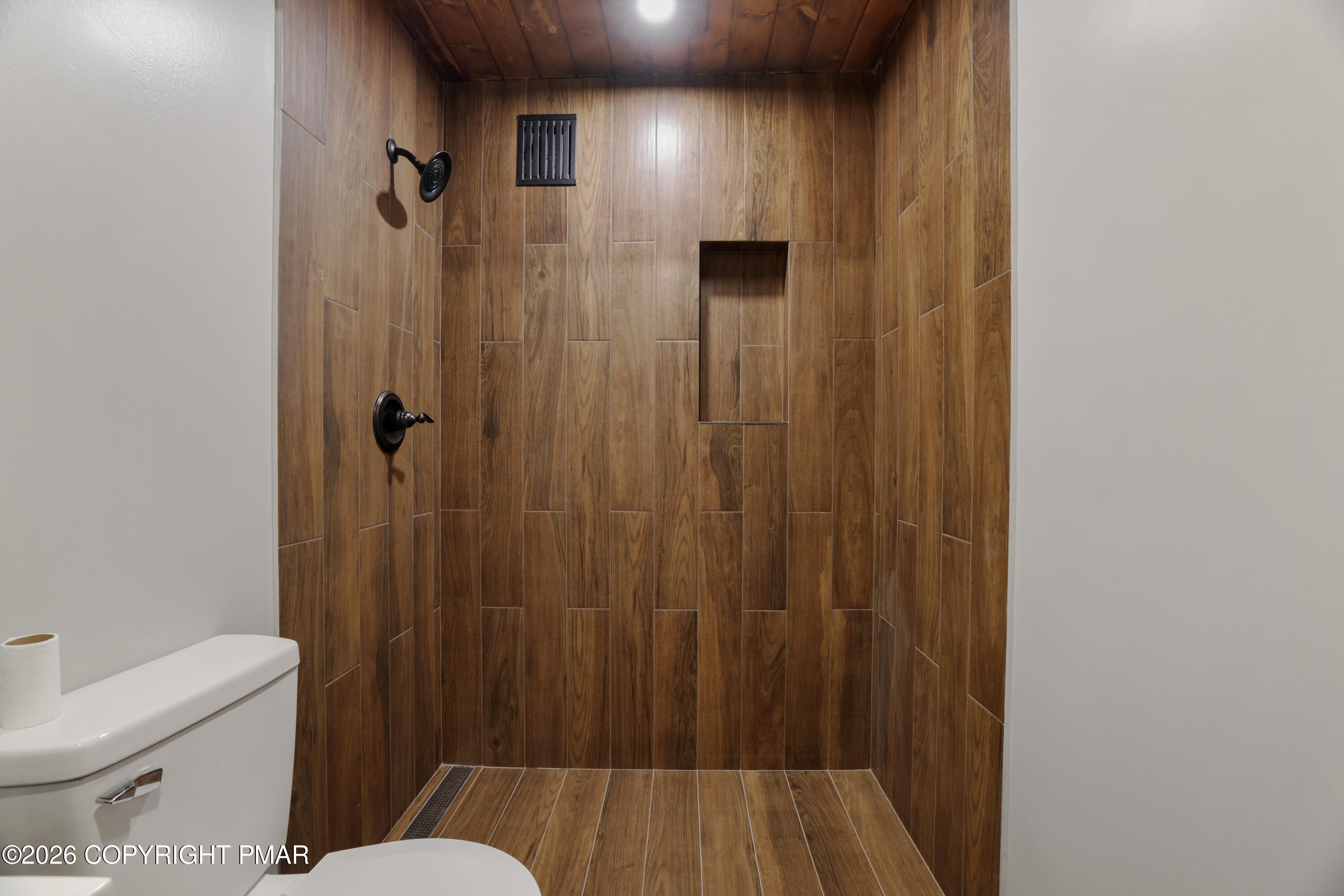 1095 Deer Run East Bushkill, PA 18324 - Photo 15 of 40 21-RBP52169