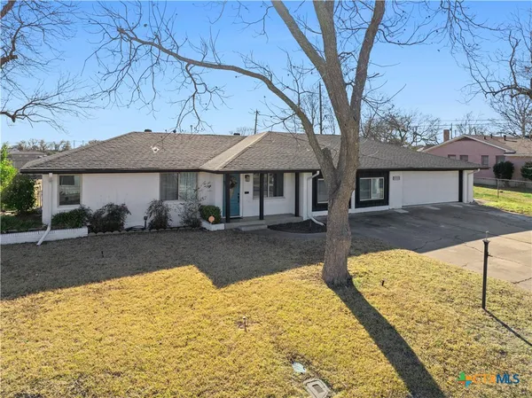 a view of a house with a yard