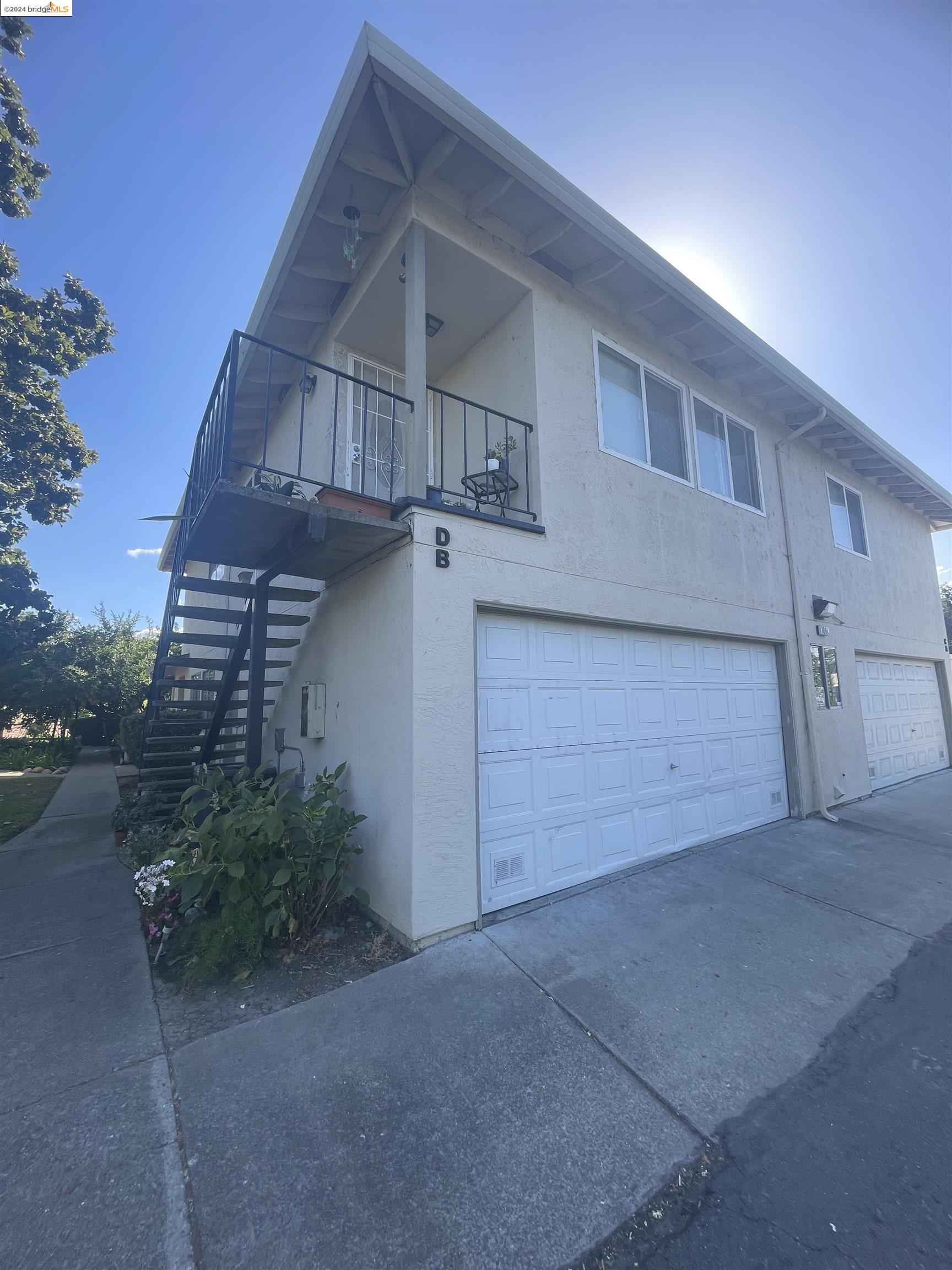 1096 Mohr Lane Concord, CA 94518 - Photo 4 of 34 a view of a house with a yard