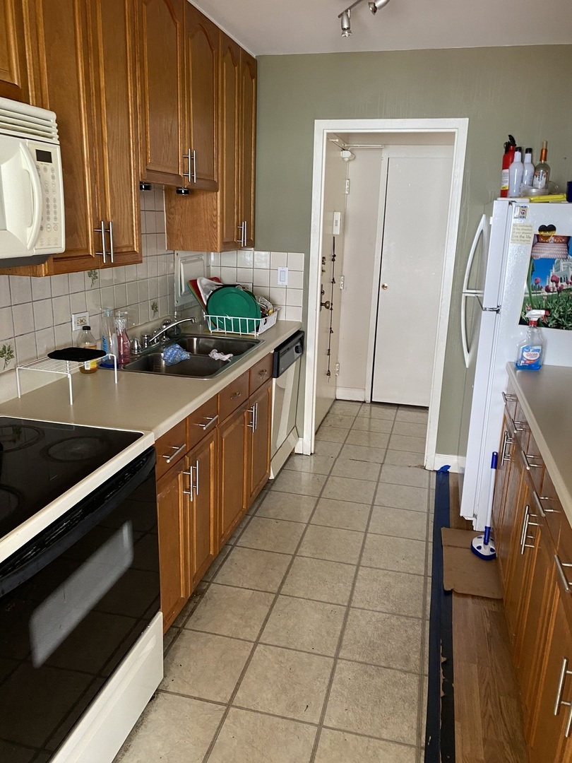5757 North Sheridan Road, Unit 9B Chicago, IL 60660 - Photo 8 of 10 Gallery Image 8