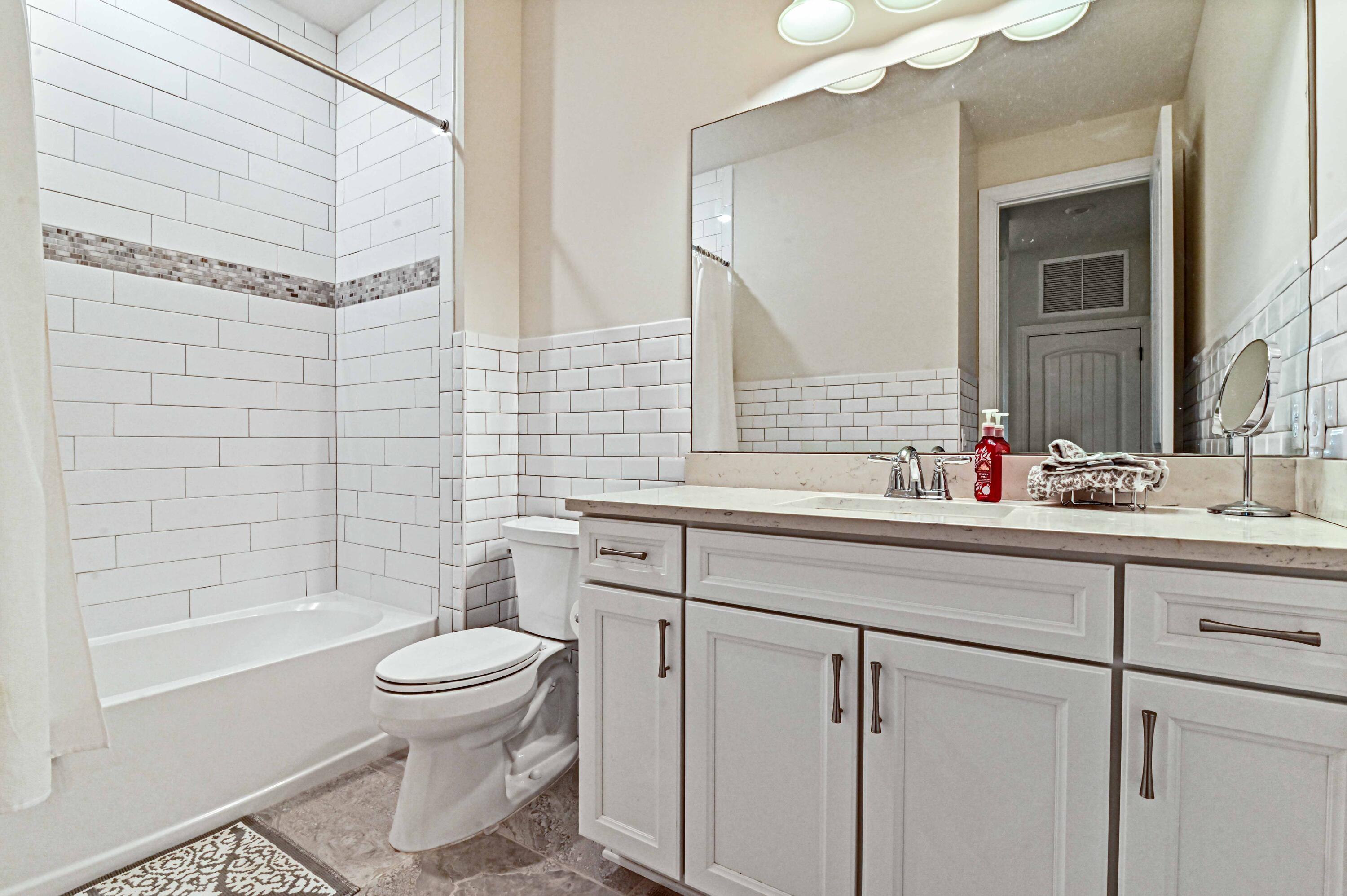 8282 Cadre Noir Road Lake Worth, FL 33467 - Photo 20 of 34 19 Bathroom 01