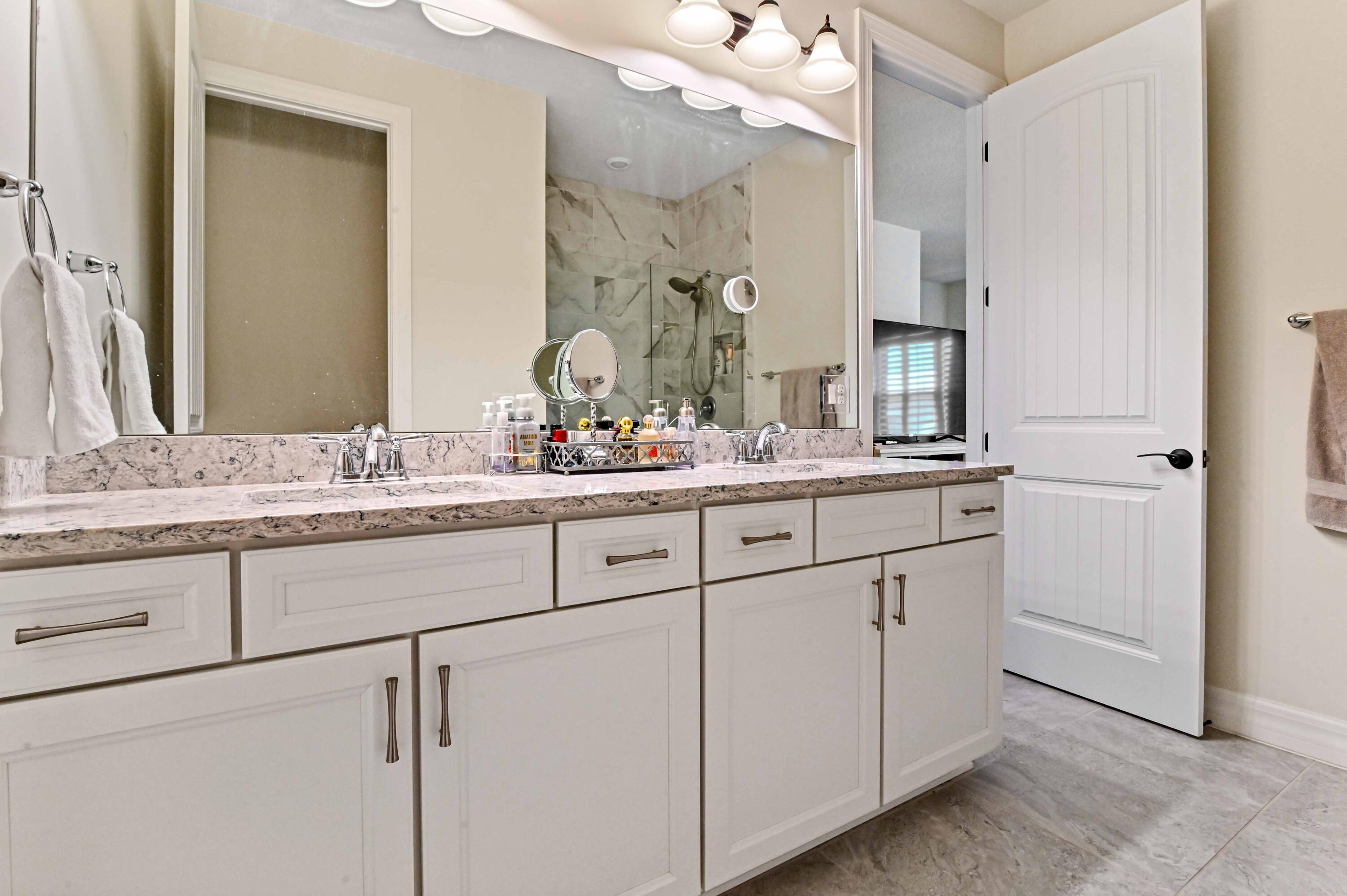 8282 Cadre Noir Road Lake Worth, FL 33467 - Photo 22 of 34 21 Bathroom 01
