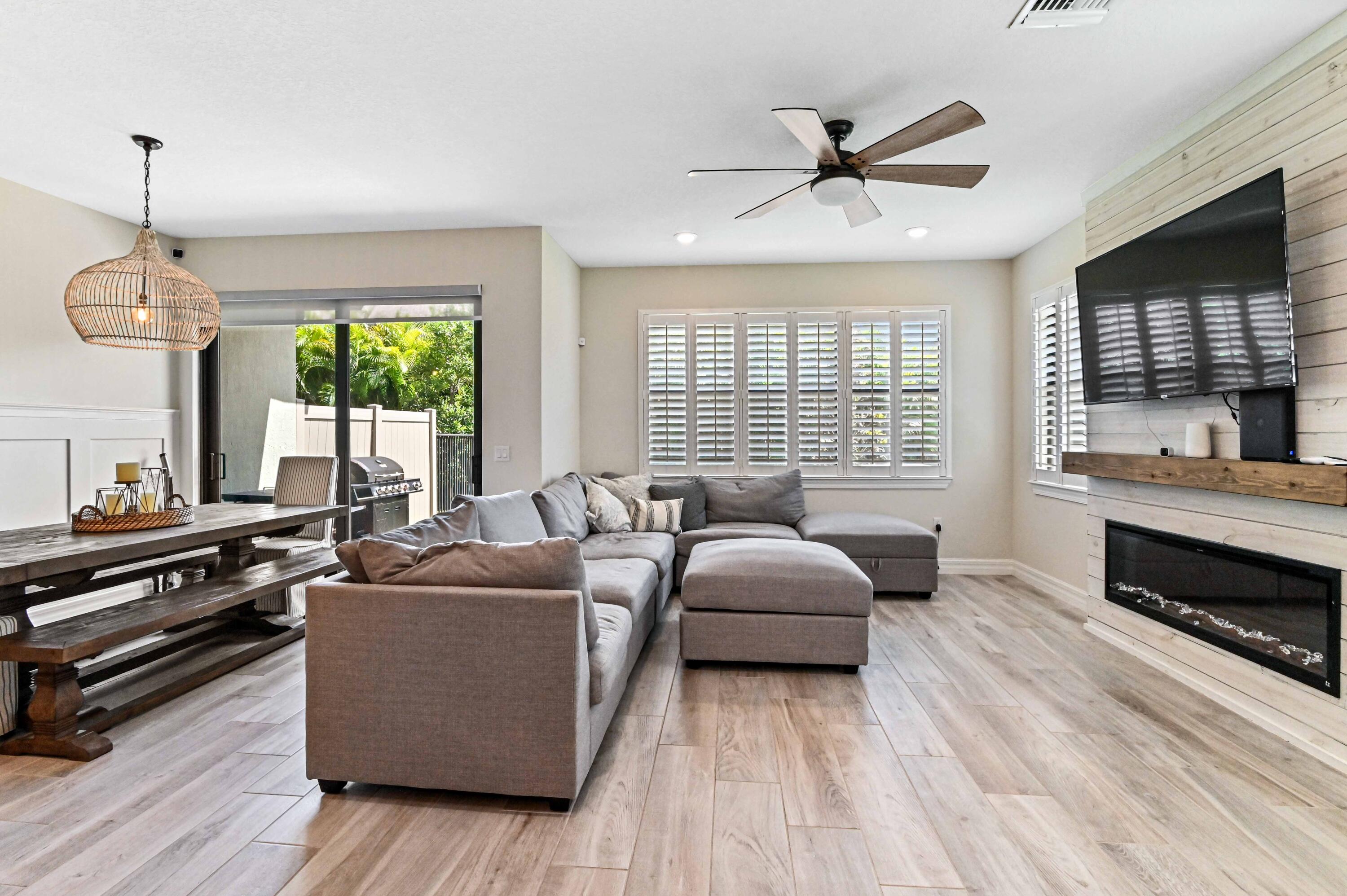 8282 Cadre Noir Road Lake Worth, FL 33467 - Photo 5 of 34 05 Living room 01