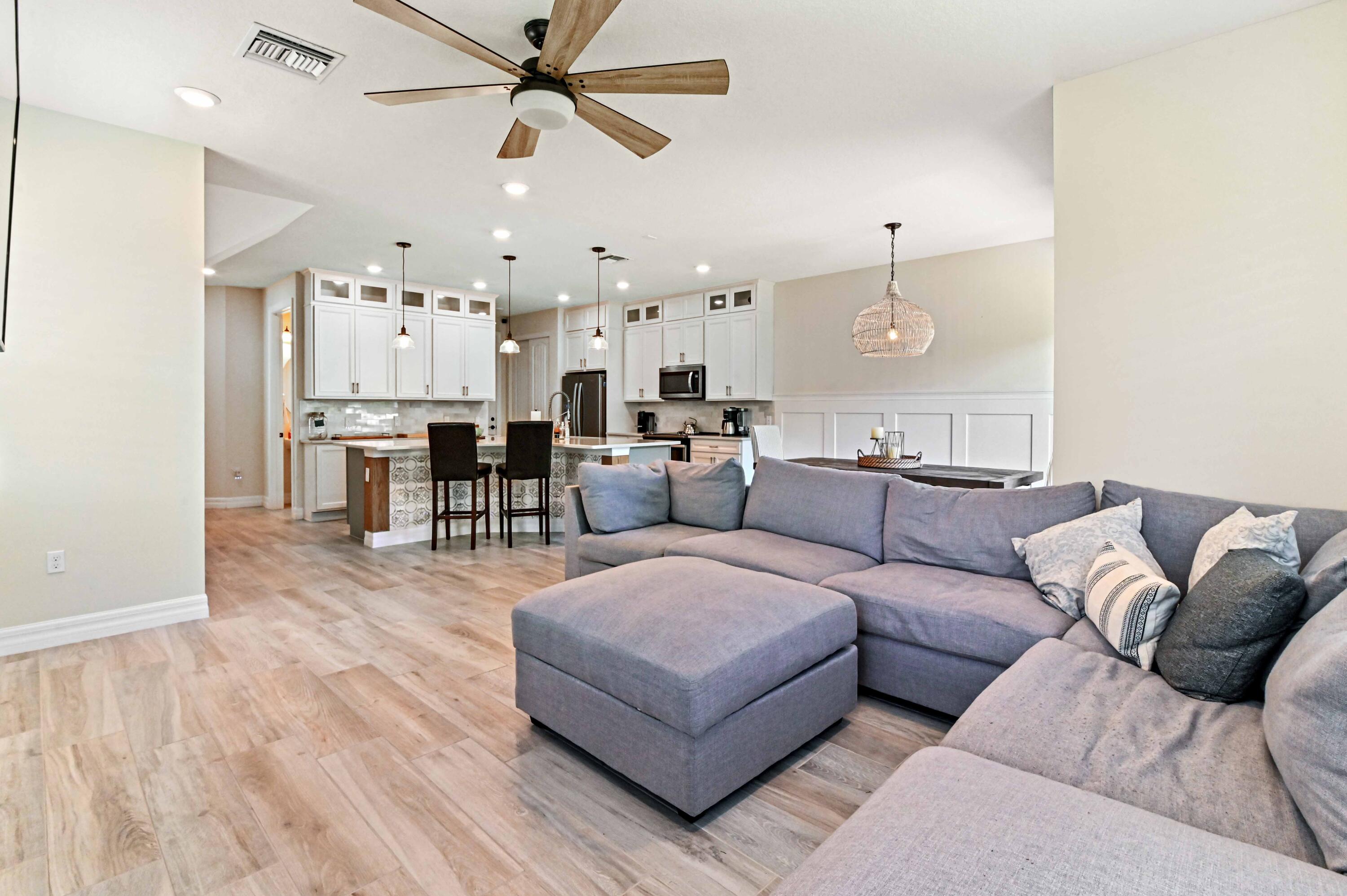 8282 Cadre Noir Road Lake Worth, FL 33467 - Photo 7 of 34 07 Living room 03