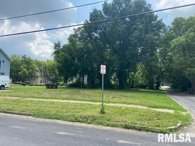 $5,000 | 710 West Armstrong Avenue, Peoria, IL 61606