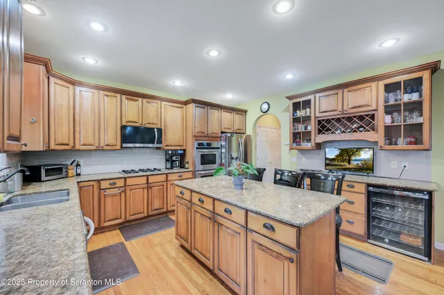 $739,000 | 708 Clover Lane, Moscow, PA 18444